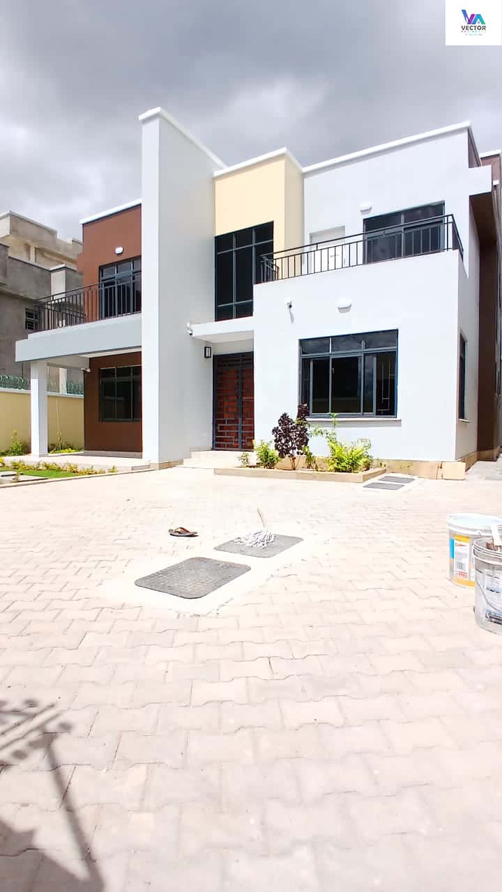 5 Bedroom Maisonette All Ensuite+ SQ thumbnail 1