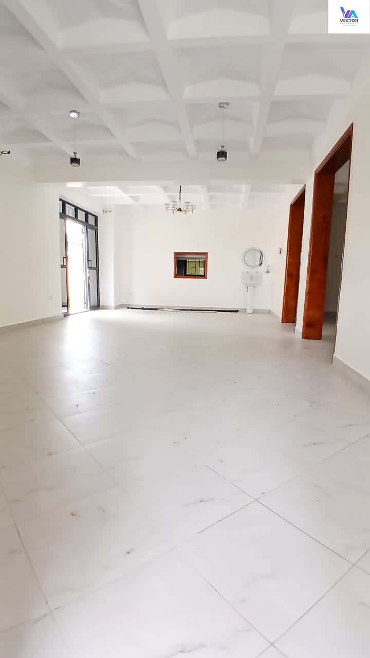 5 Bedroom Maisonette All Ensuite+ SQ thumbnail 2