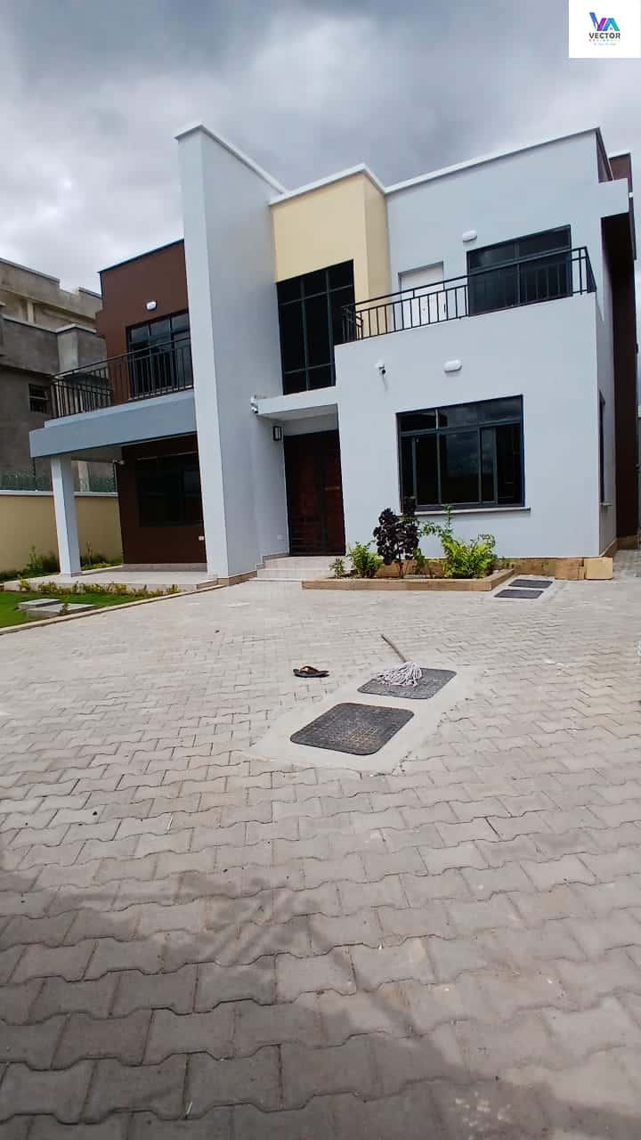 5 Bedroom Maisonette All Ensuite+ SQ thumbnail 3