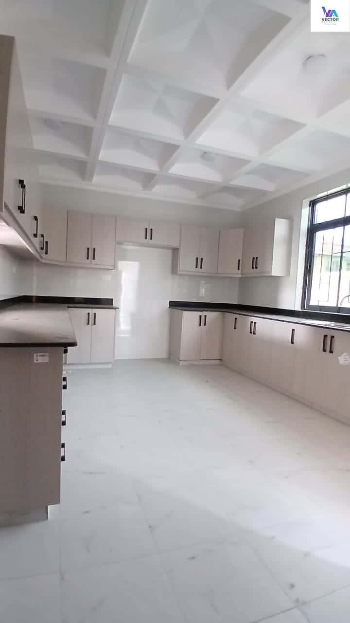5 Bedroom Maisonette All Ensuite+ SQ thumbnail 5