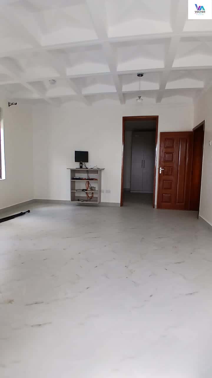 5 Bedroom Maisonette All Ensuite+ SQ thumbnail 9