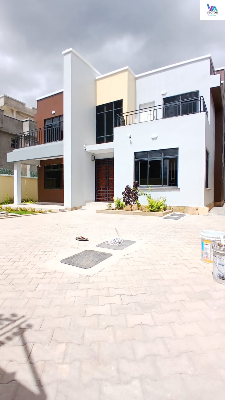 5 Bedroom Maisonette All Ensuite+ SQ - Image 1