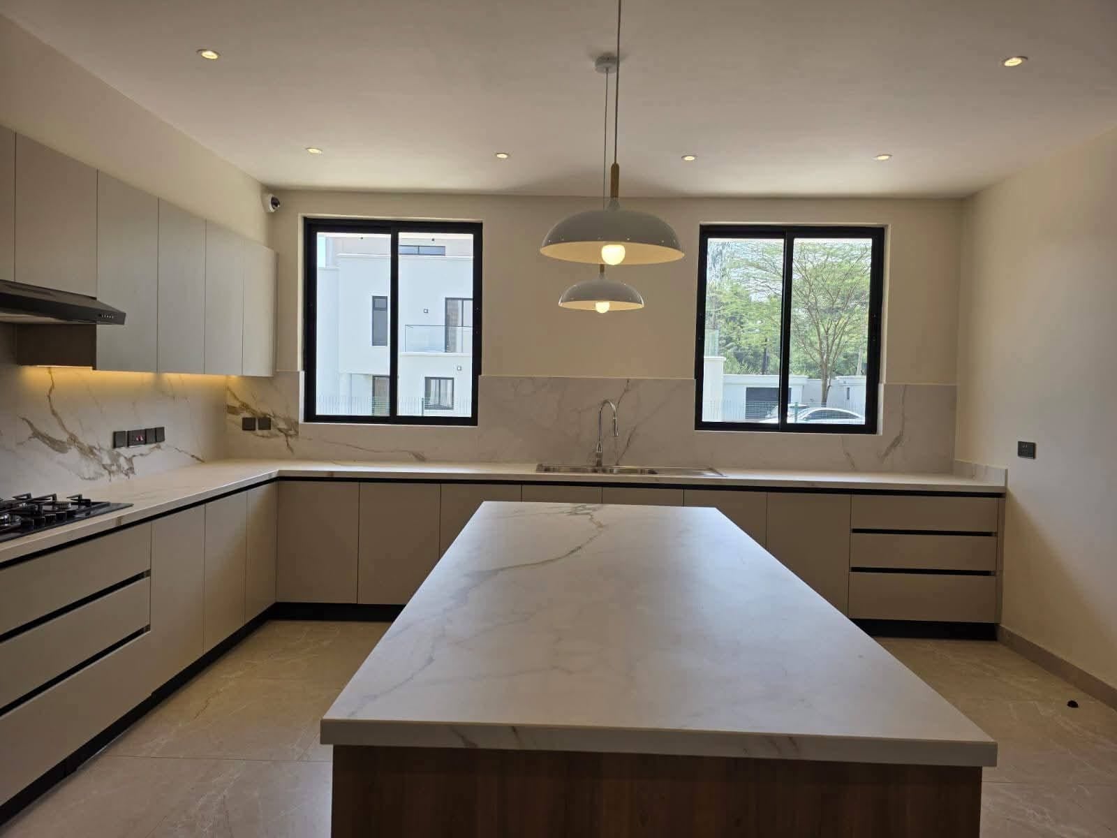 4 bedrooms  - Image 1