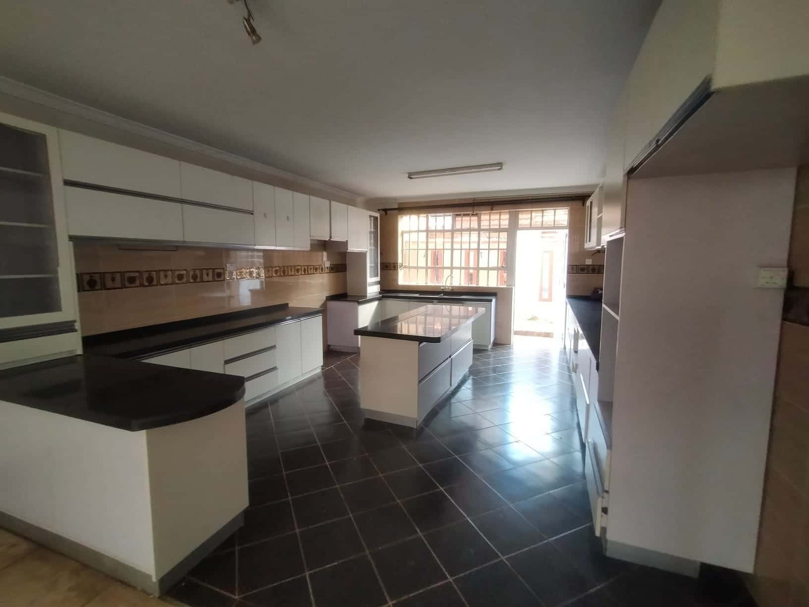 LUXURIOUS 5 BEDROOM MAISONETTE TO LET IN LANGATA thumbnail 2