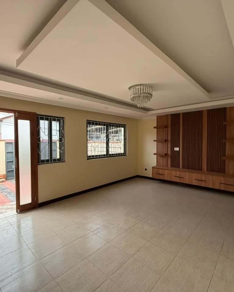 4 Bedroom Maisonette + DSQ to Let in South B thumbnail 2