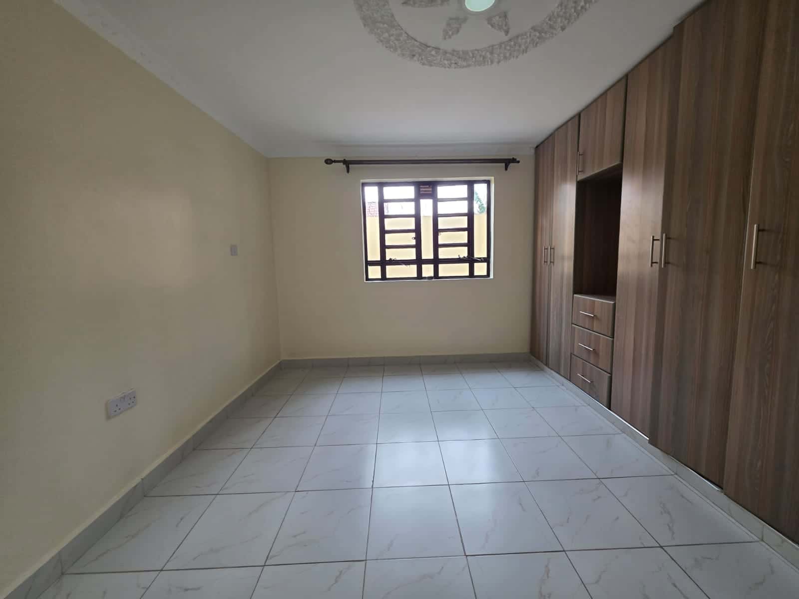 3 Bedroom House + Garage To Let thumbnail 8