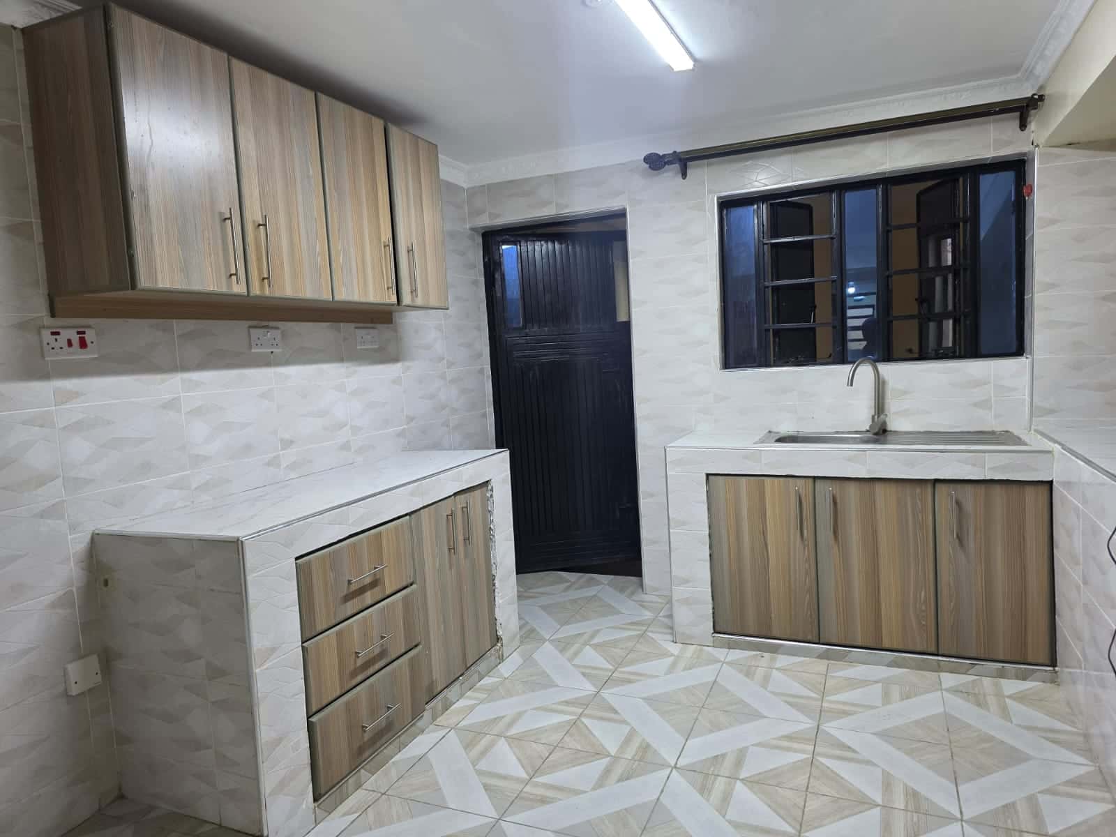 3 Bedroom House + Garage To Let thumbnail 3