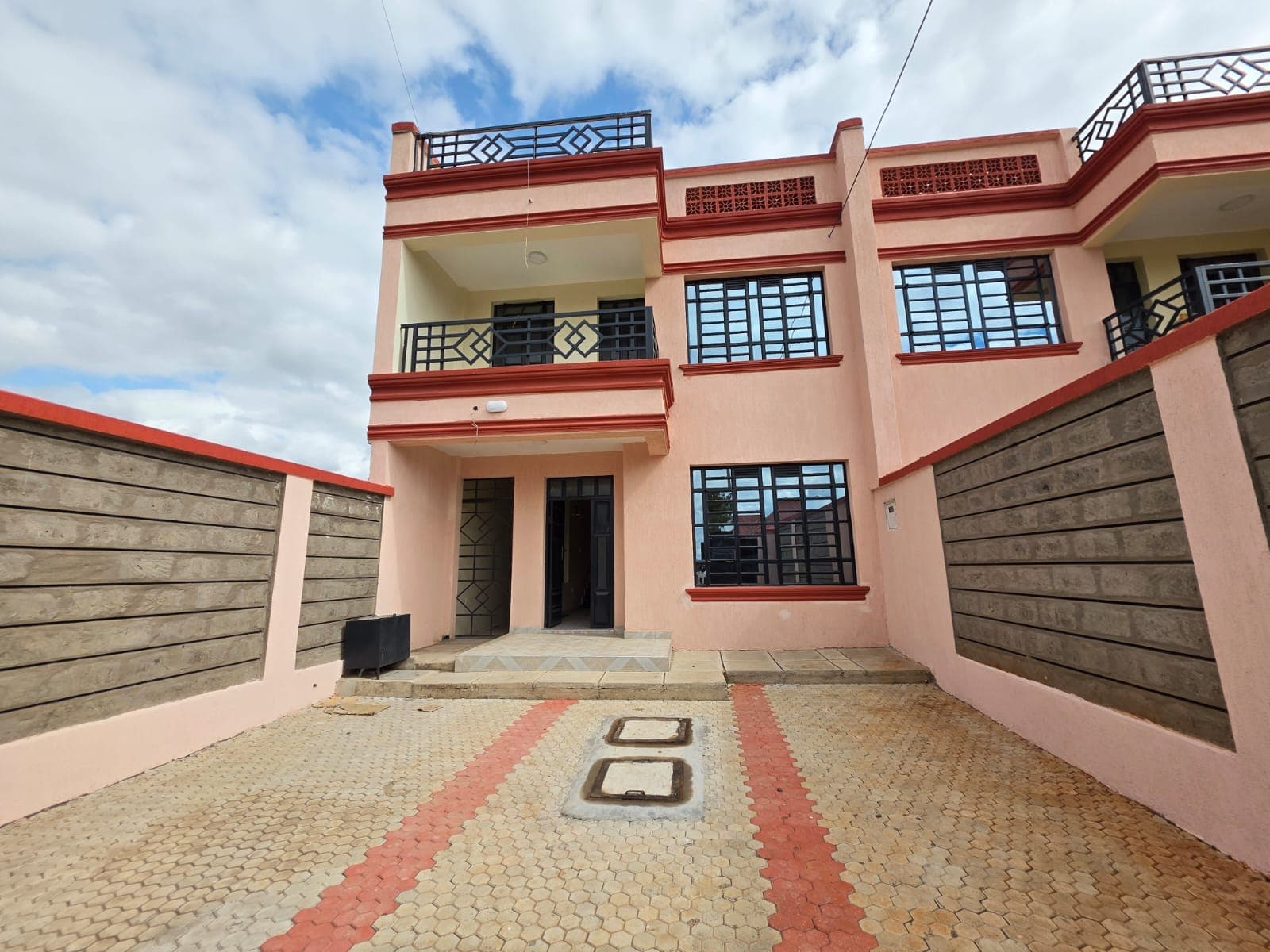 3 Bedroom House + DSQ To Let